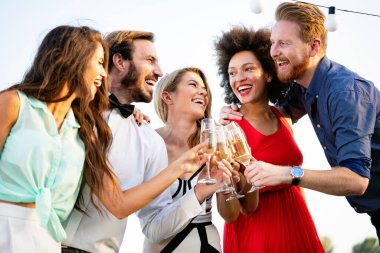 Bir grup arkadaş içiyorlar, dans ediyorlar ve dışarıda eğleniyorlar.