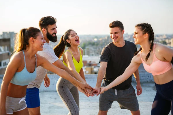 Grupo Pessoas Felizes Forma Amigos Exercitando Juntos Livre Telhado Esporte — Fotografia de Stock