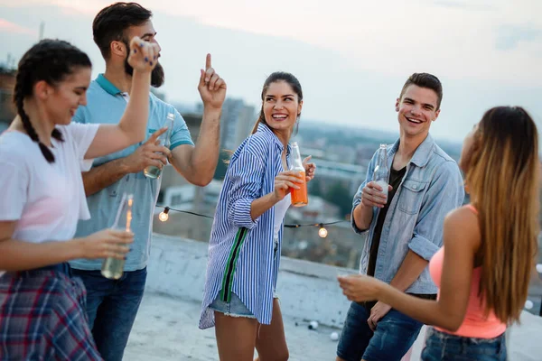 Φίλοι Απολαμβάνουν Κοκτέιλ Ένα Πάρτι Ομάδα Ανθρώπων Που Διασκεδάζουν Χορεύουν — Φωτογραφία Αρχείου
