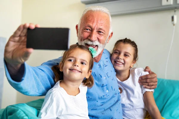 Happy Grandchildren Visiting Senior Male Patient Hospital Bed Healthcare Support — Stock Photo, Image