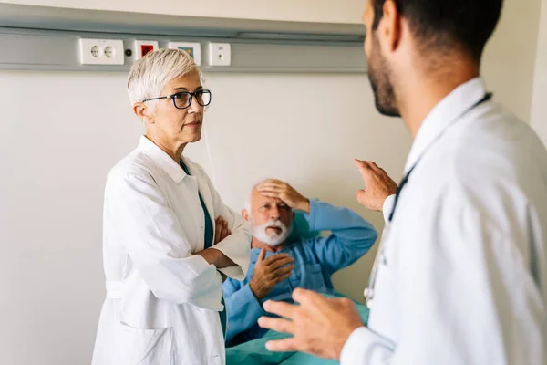 Dottore Sta Parlando Con Paziente Anziano Ospedale Che Sta Riprendendo — Foto Stock
