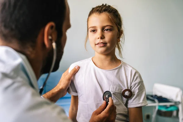 Jovem Médico Examinando Menina Com Estetoscópio Hospital Cuidados Saúde Criança — Fotografia de Stock