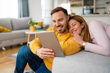 Genç bir çift internette sörf yapıyor ve eğleniyor.