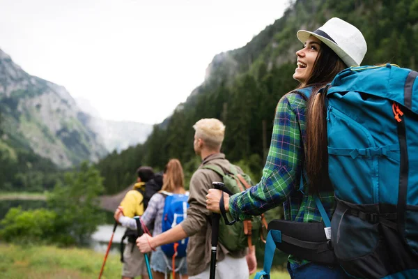 Senderismo Amigos Viajar Aire Libre Deporte Estilo Vida Concepto —  Fotos de Stock