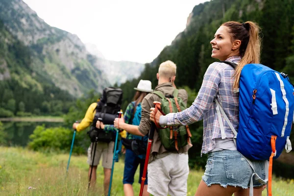 ハイキング 人々の概念 バックパックを持つ笑顔の友人のグループ屋外 — ストック写真
