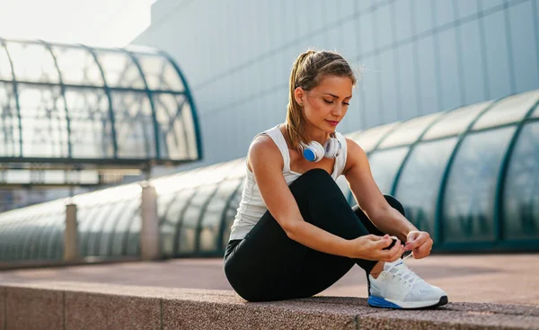 Jovem Mulher Apto Feliz Exercitar Desfrutar Estilo Vida Saudável Desporto — Fotografia de Stock