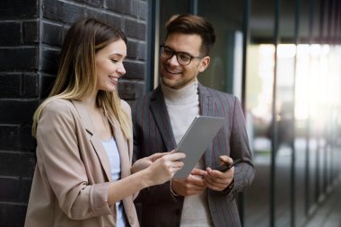 Başarılı genç iş adamları, tasarımcılar dışarıda birlikte çalışmaktan zevk alıyorlar. İş adamları teknoloji kavramı