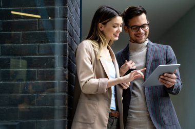 Başarılı bir grup genç tasarımcı, şehirde çalışan iş adamları.