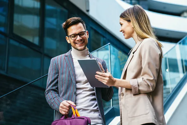 Jóvenes Empresarios Exitosos Diseñadores Conversando Trabajando Juntos Frente Moderno Edificio —  Fotos de Stock