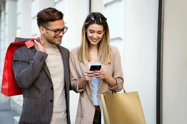 Casal Turistas Andando Uma Rua Cidade Fazer Compras Divertindo Juntos — Fotografia de Stock