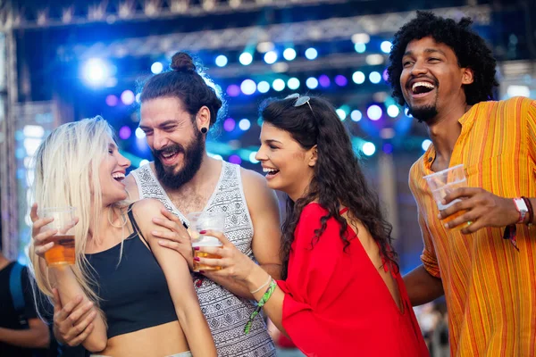 Grupo Jóvenes Amigos Felices Pasando Rato Disfrutando Bebidas Festival — Foto de Stock
