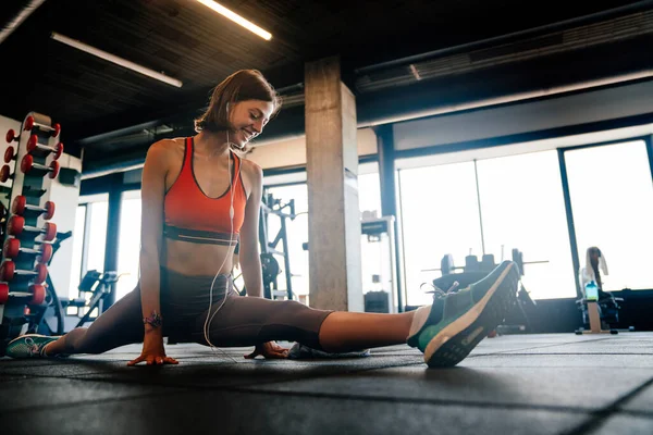 Fitness Sport Training Und Lifestyle Konzept Lächelnd Fitte Frau Dehnt — Stockfoto