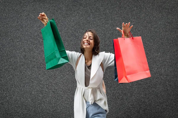 Gelukkige Vrouw Met Boodschappentassen Die Lekker Winkelen Consumentisme Winkelen Reizen — Stockfoto