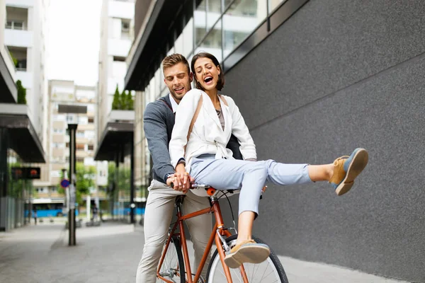 Schönes Glückliches Junges Verliebtes Paar Auf Dem Fahrrad Der Stadt — Stockfoto