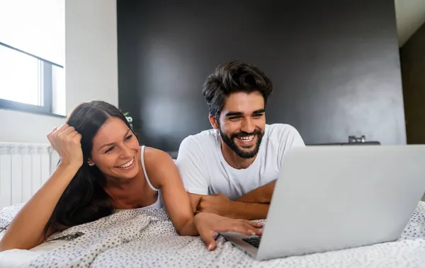 Glada Unga Par Koppla Hemma Med Laptop Kärlek Lycka Människor — Stockfoto