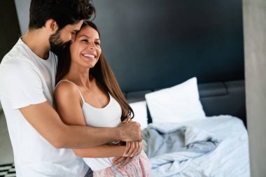 Güzel, mutlu bir çift sabah birlikte vakit geçiriyorlar. Aşk, insanların ev kavramı