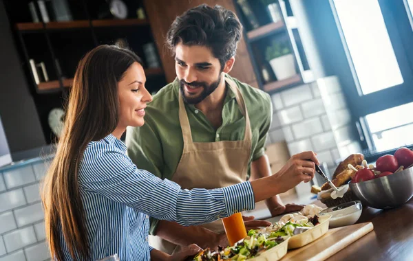 Retrato Casal Jovem Feliz Cozinhar Juntos Divertir Cozinha Casa — Fotografia de Stock