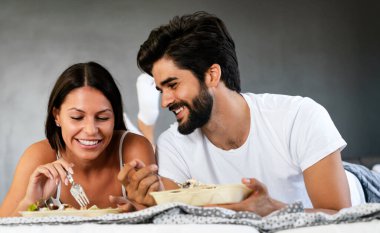 Romantik mutlu çift evde kahvaltı yapıyor.