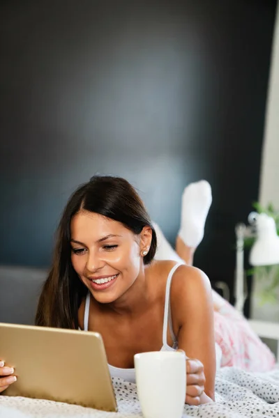 Glimlachende Jonge Vrouw Met Tablet Haar Bed Technologie Van Mens — Stockfoto