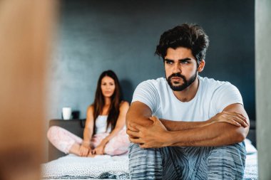 Evde yatakta tartışan ve cinsel sorunları olan bir çift.