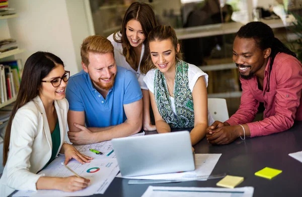 Grupo Empresarios Felices Discutiendo Trabajando Juntos Durante Una Reunión Oficina —  Fotos de Stock