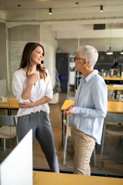 Empresária Atraente Ter Uma Conversa Divertida Com Colega Durante Pausa — Fotografia de Stock