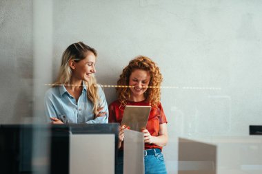 Birlikte çalışan ve ofiste eğlenen genç insanların portresi. Girişim çalışma konsepti