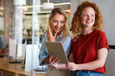 Ofiste çalışan başarılı genç iş arkadaşları. İş adamları konsepti