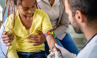 Erkek çocuk doktoru bir çocuk hastadan kan alır. Sağlık hizmeti antikor testi koronavirüs konsepti