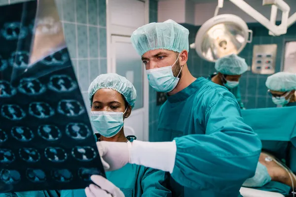 Portrait Une Équipe Chirurgiens Médicaux Performante Dans Salle Opération Prête — Photo