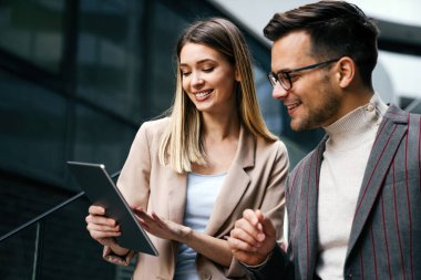 Başarılı bir grup genç tasarımcı, şehirde çalışan iş adamları.