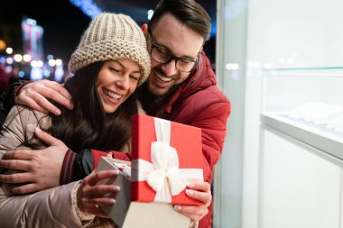 Birbirine aşık çiftlerin portresi. Birlikte eğleniyorlar. Noel için romantik bir sürpriz, Sevgililer Günü