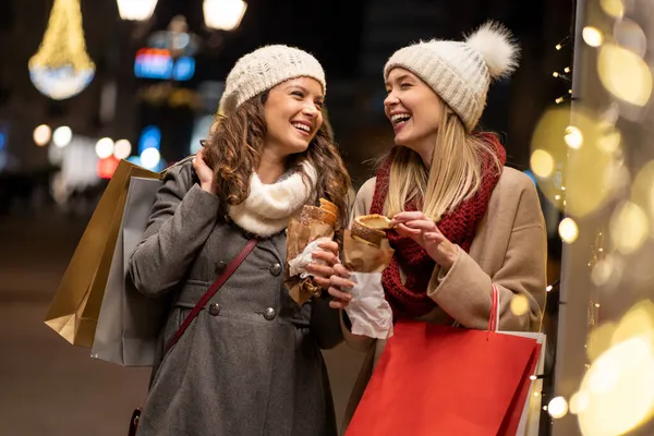 Venda Natal Conceito Pessoas Jovens Amigas Felizes Com Sacos Compras — Fotografia de Stock