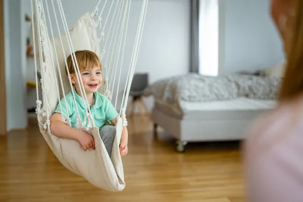 Mutlu Küçük Çocuk Evde Eğleniyor — Stok fotoğraf