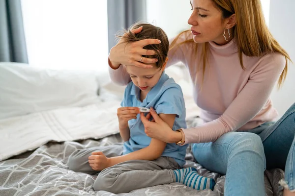 Mãe Medir Temperatura Seu Filho Doente Criança Doente Com Febre — Fotografia de Stock