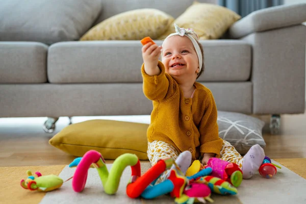 Schattige Baby Spelen Met Kleurrijk Speelgoed Thuis — Stockfoto