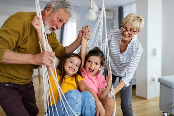 Netos Divertindo Brincando Com Avós Casa Conceito Geração Amor Familiar — Fotografia de Stock