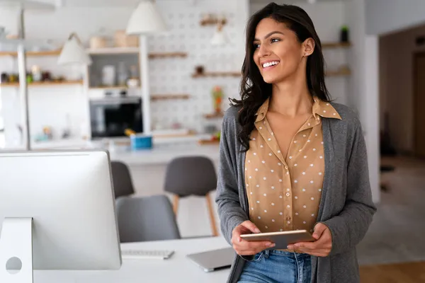 Mooie Jonge Vrouw Die Aan Computer Werkt Technologie Mensen Werkconcept — Stockfoto