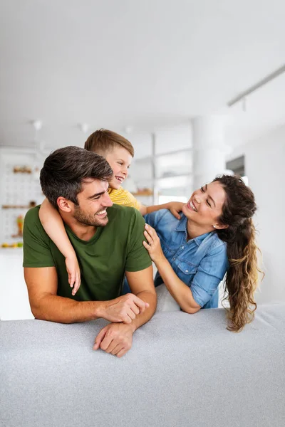 Gelukkig Jong Gezin Brengt Tijd Samen Door Speelt Thuis — Stockfoto