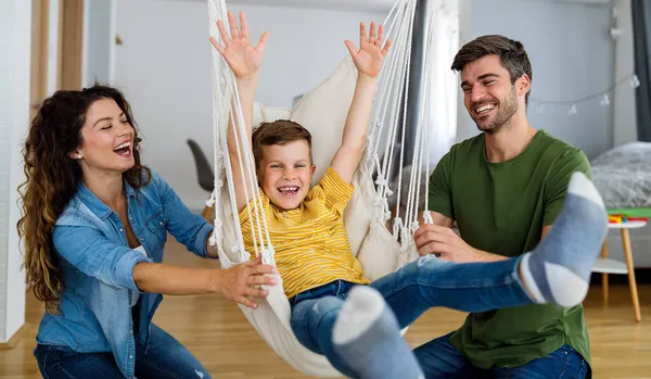 Boldog Fiatal Család Töltenek Időt Együtt Játszanak Otthon — Stock Fotó