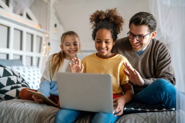 Tablette oynayan mutlu çoklu etnik çocukların ve babaların portresi. Teknoloji ailesi yaşam tarzı kavramı