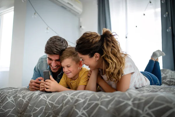 Счастливая Семья Помощью Цифровых Технологий Решает Игры Смотреть Фильмы Расслабляясь — стоковое фото