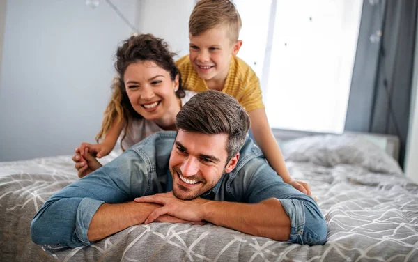 Glückliche Junge Familie Die Spaß Hat Und Hause Zusammen Spielt — Stockfoto