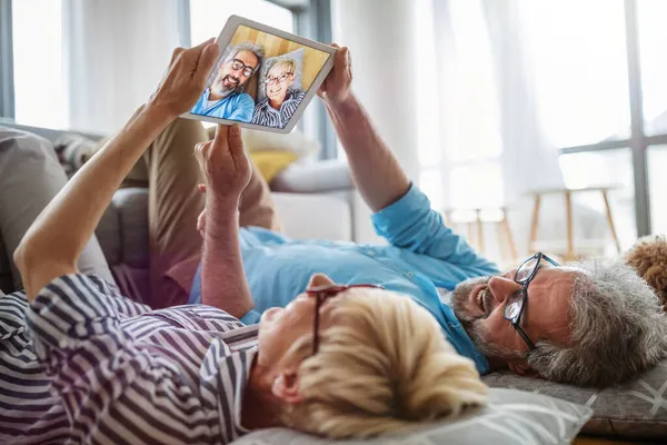 Hermosa Feliz Pareja Ancianos Está Utilizando Una Tableta Digital Divirtiéndose — Foto de Stock