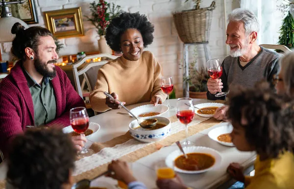 Счастливые Многоэтнические Семьи Веселящиеся Вместе Кухонным Столом Люди Праздники Питание — стоковое фото