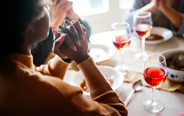 Joven Feliz Pareja Multiétnica Pidiendo Señor Que Bendiga Comida Día —  Fotos de Stock