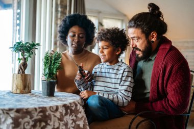 Evde hobiler çocuklu bahçıvanlık ve botanik eğitimi. Aile üyeleri mutluluk kavramını sever.