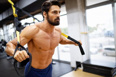 Spor salonunda çalışan formda bir gencin portresi. Spor insanları sağlıklı yaşam tarzı egzersizi konsepti