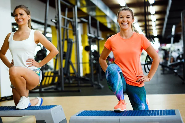 Frauen Die Fitnessstudio Trainieren Stärken Ihren Körper — Stockfoto