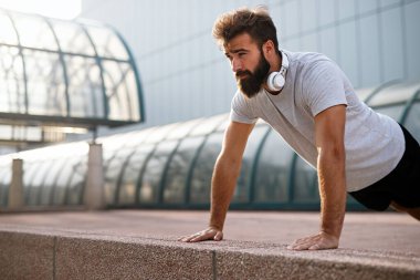 Sağlıklı yaşam tarzıyla egzersiz yapan ve eğlenen genç ve zinde bir adam. Spor dünyasının mutluluk kavramı